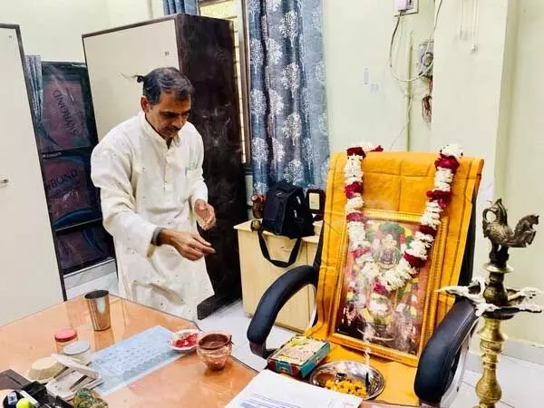 श्योपुर में सरकारी कॉलेज के प्रिंसिपल ने कार्यभार संभालने के बाद अपनी कुर्सी पर भगवान राम की तस्वीर रखी, पूजा की