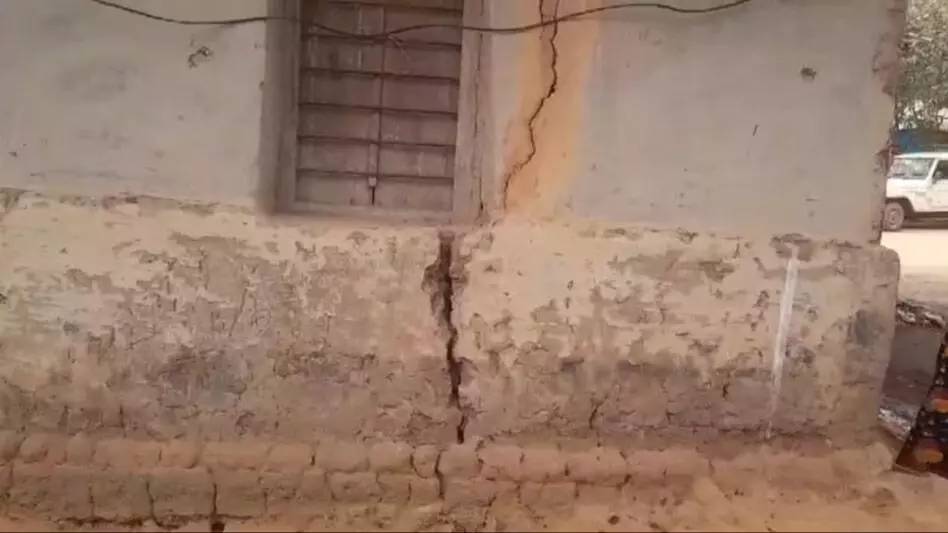 ओएनजीसी डायनामाइट विस्फोट के बाद घरों में भारी दरारें, स्थानीय लोगों ने मुआवजे की मांग