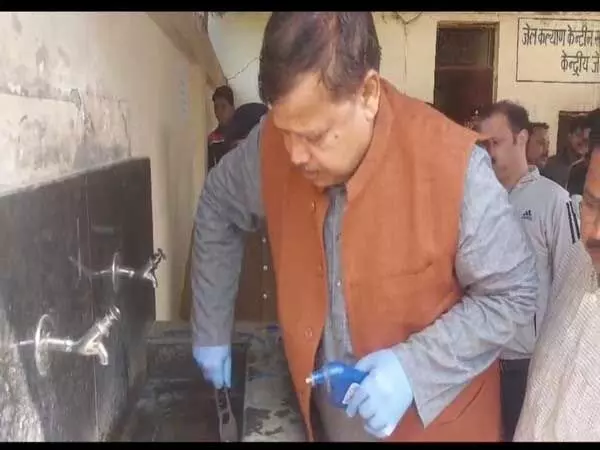 ऊर्जा मंत्री प्रधुम्न सिंह तोमर ने सेंट्रल जेल का निरीक्षण किया, जेल कैंटीन में पीने के पानी के प्लेटफार्म की सफाई की