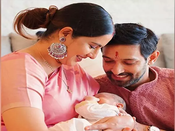 नए माता-पिता विक्रांत मैसी और शीतल ठाकुर ने किया अपने बच्चे के नाम का खुलासा