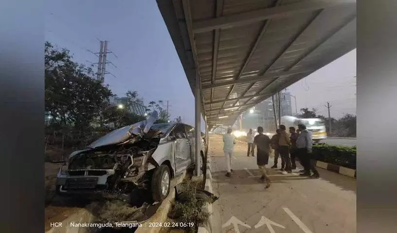हैदराबाद: नानकरामगुडा में साइकिलिंग ट्रैक पर कार दुर्घटनाग्रस्त हो गई