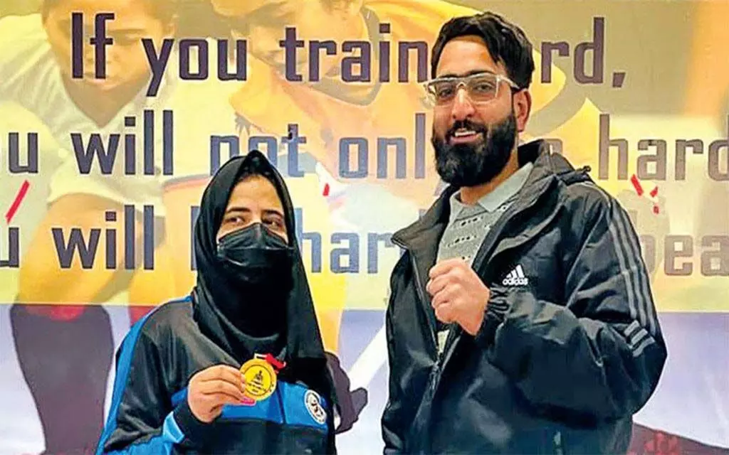 हुमैरा शफी ने जोरदार पंच मारा और दोहरा स्वर्ण पदक जीता