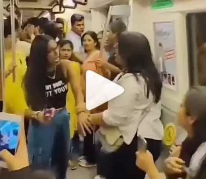 मोटी-पतली लड़की भिड़ गई मेट्रो में, वीडियो वायरल