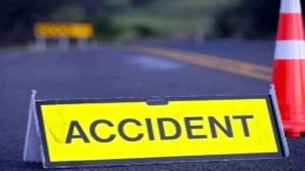 अनियंत्रित कार ने एक और दोपहिया वाहन को मारी टक्कर , दुर्घटना में छह की मौत
