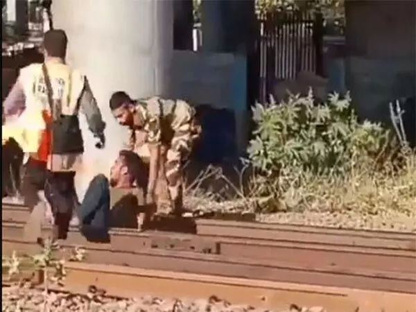 रेलवे ट्रैक पर कूदा शख्स, सतर्क आरपीएफ स्टाफ ने उसे ट्रेन की चपेट में आने से बचाया