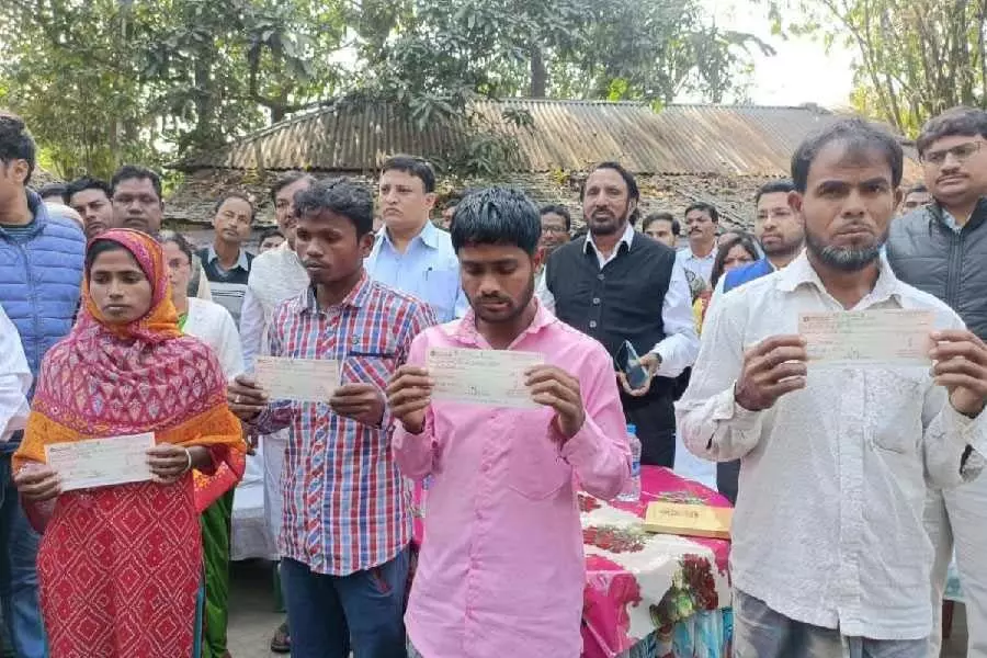 सरकार उत्तरी दिनाजपुर जिले में 4 मृत लड़कों के परिजनों को अनुग्रह राशि प्रदान