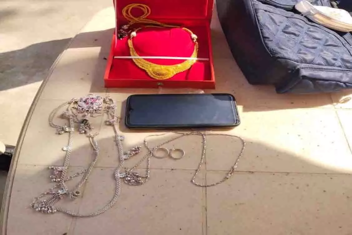 पुलिसकर्मी को मिला सड़क पर मिला सोना-चांदी से भरा बैग, थाने में किया जमा