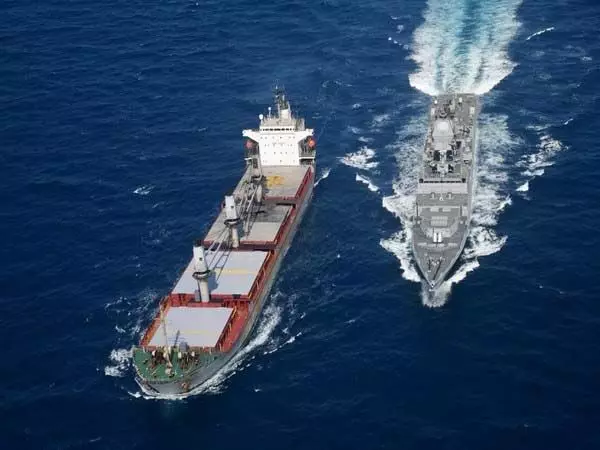 भारतीय नौसेना ने अदन की खाड़ी में पलाऊ के ध्वज वाले एमवी आइलैंडर पर हमले का तुरंत जवाब दिया