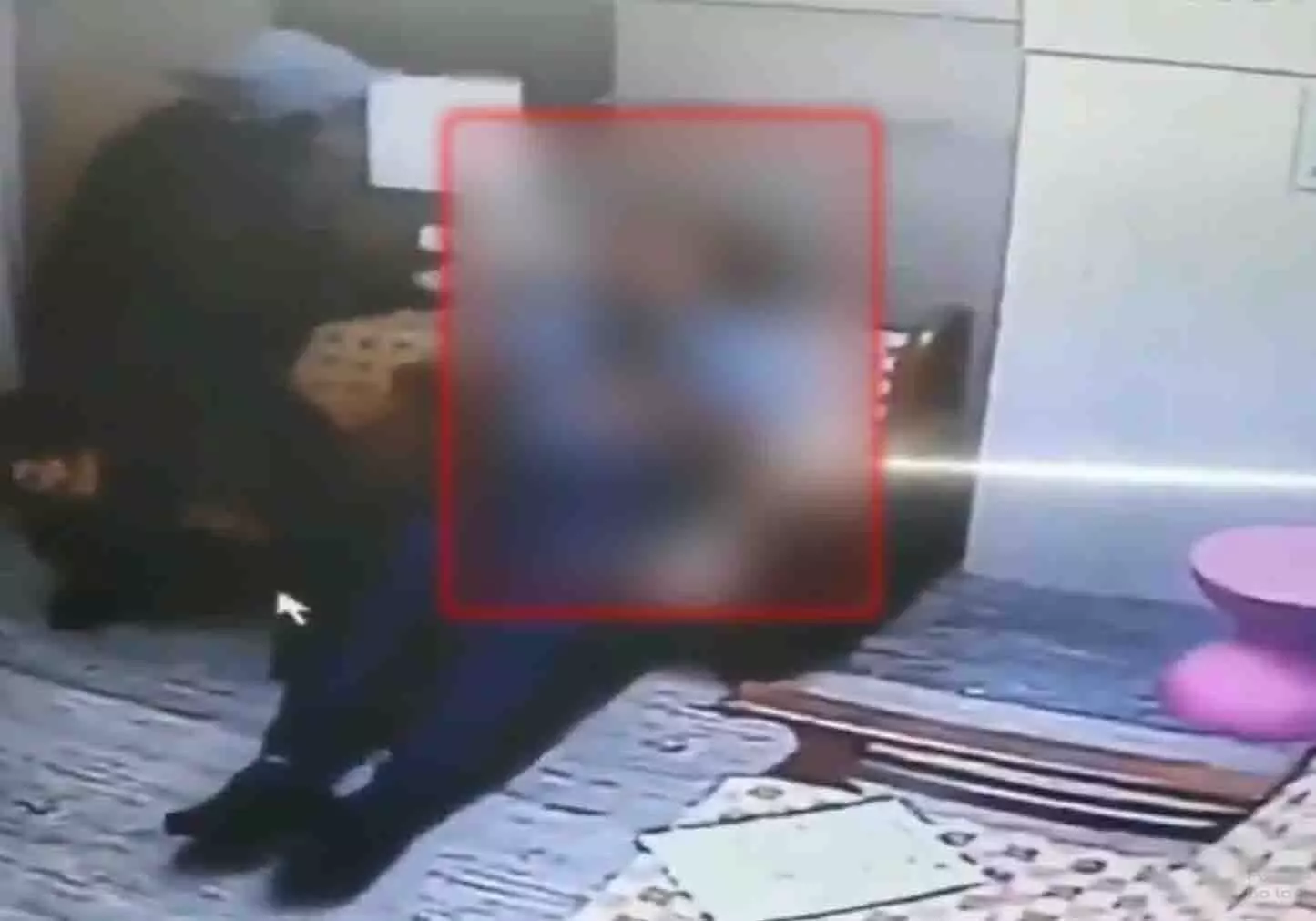 शख्स ने डॉक्टर के गले पर हथियार से किए 18 वार, देखें भयानक वीडियो