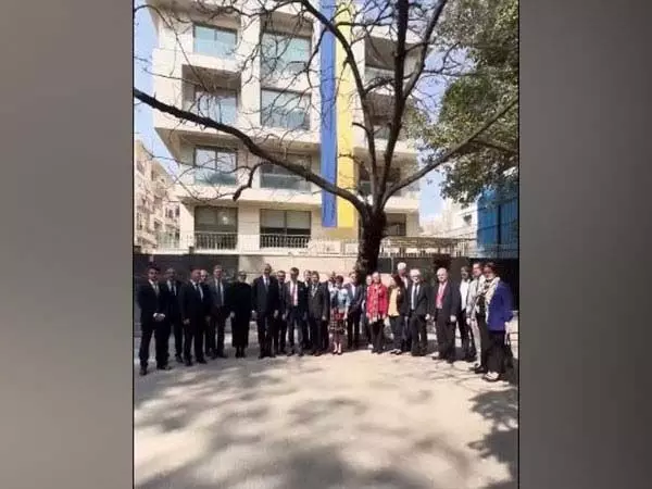 यूक्रेन दूतावास, यूरोपीय संघ के प्रतिनिधिमंडल ने रूस के युद्ध की दूसरी वर्षगांठ के अवसर पर एक मिनट का मौन रखा