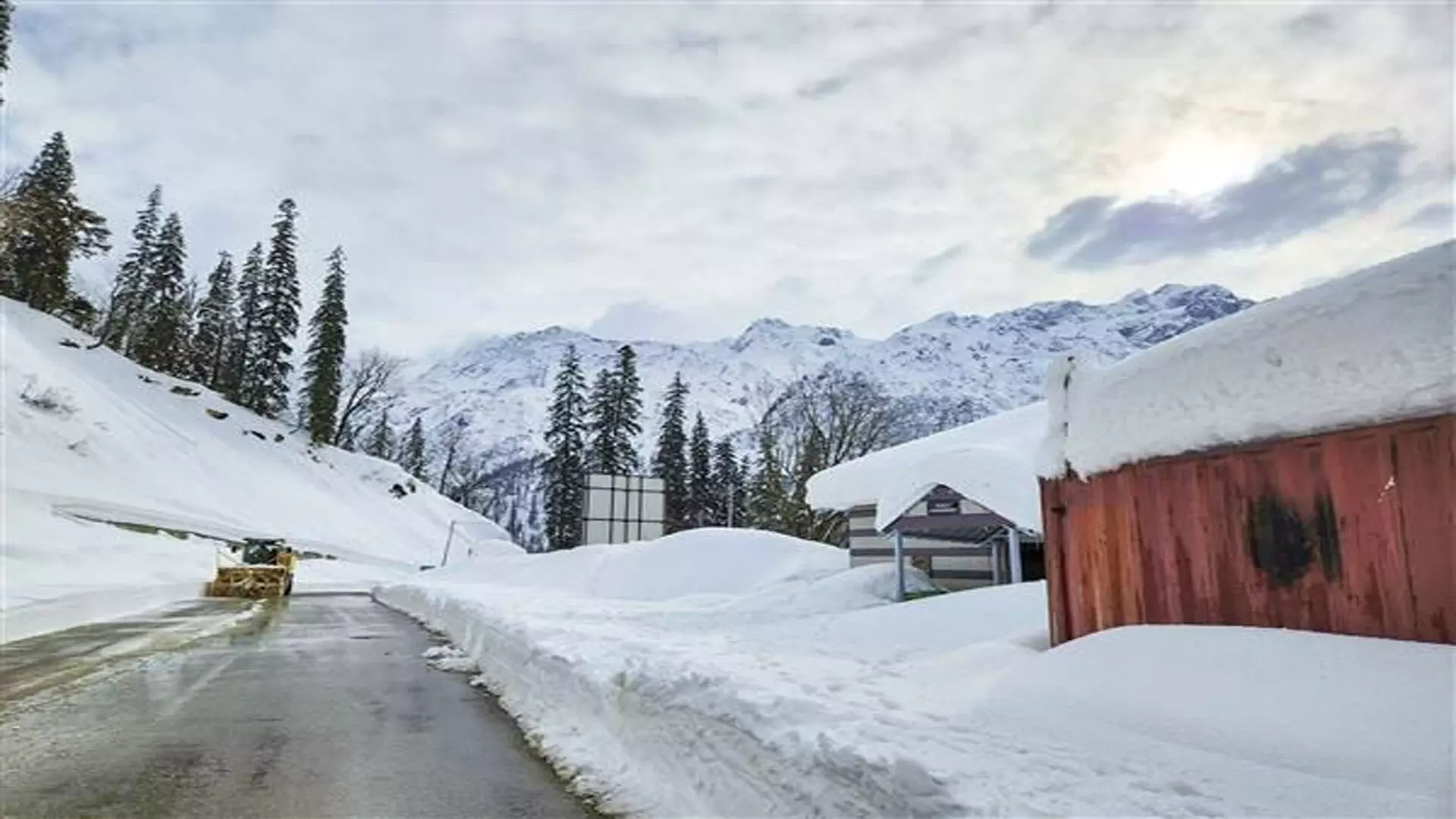 मनाली, डलहौजी में ताजा बर्फबारी, हिमाचल में शीतलहर से राहत नहीं