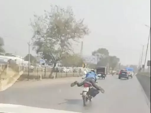 स्टंटबाज ने सीट पर लेटकर दौड़ाई बाइक, रायपुर-दुर्ग रोड का वीडियो