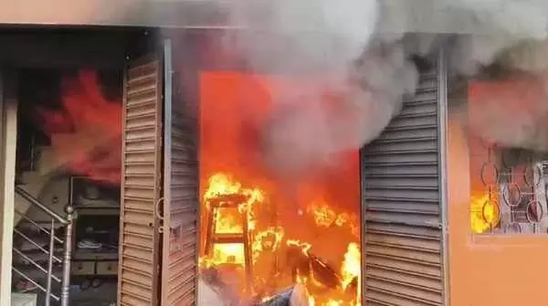 इलेक्ट्रॉनिक सामान के गोदाम में भीषण आग लगी, 25 लाख रुपये का सामान जलकर राख