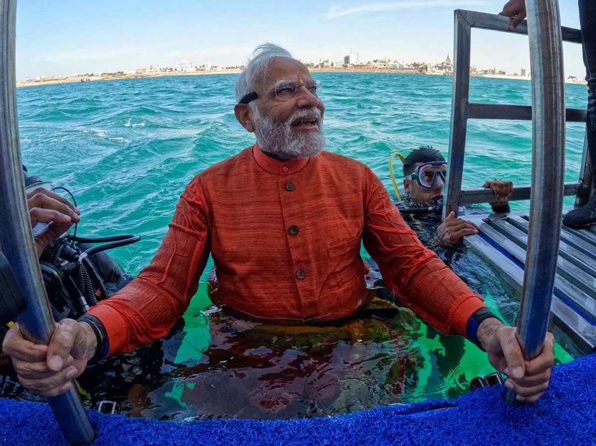 प्रधानमंत्री मोदी गहरे समुद्र में पानी के अंदर गए, नौसेना के जवानों के साथ की स्कूबा डाइविंग