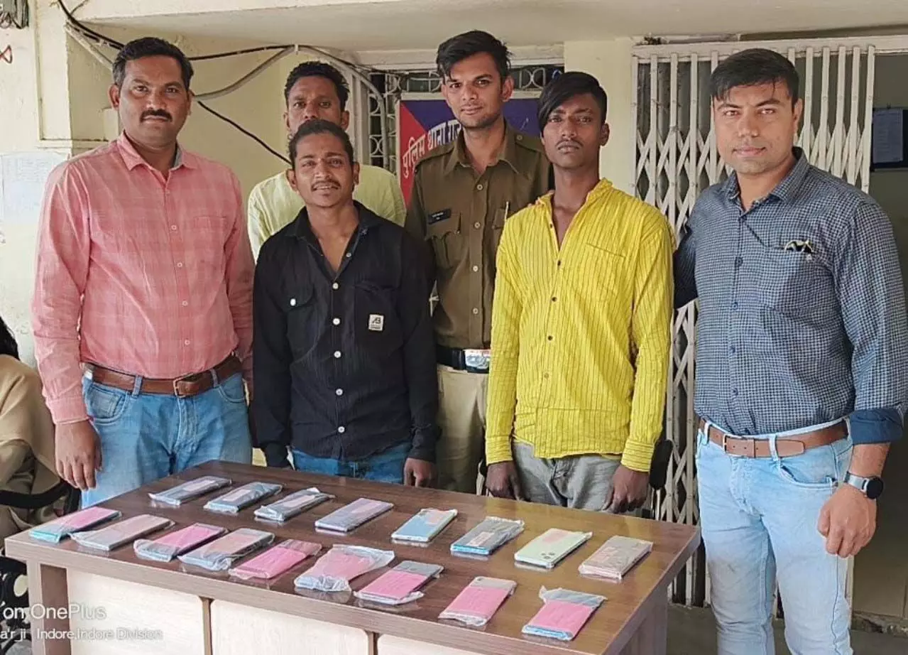 इंदौर में तीन मोबाइल चोर गिरफ्तार
