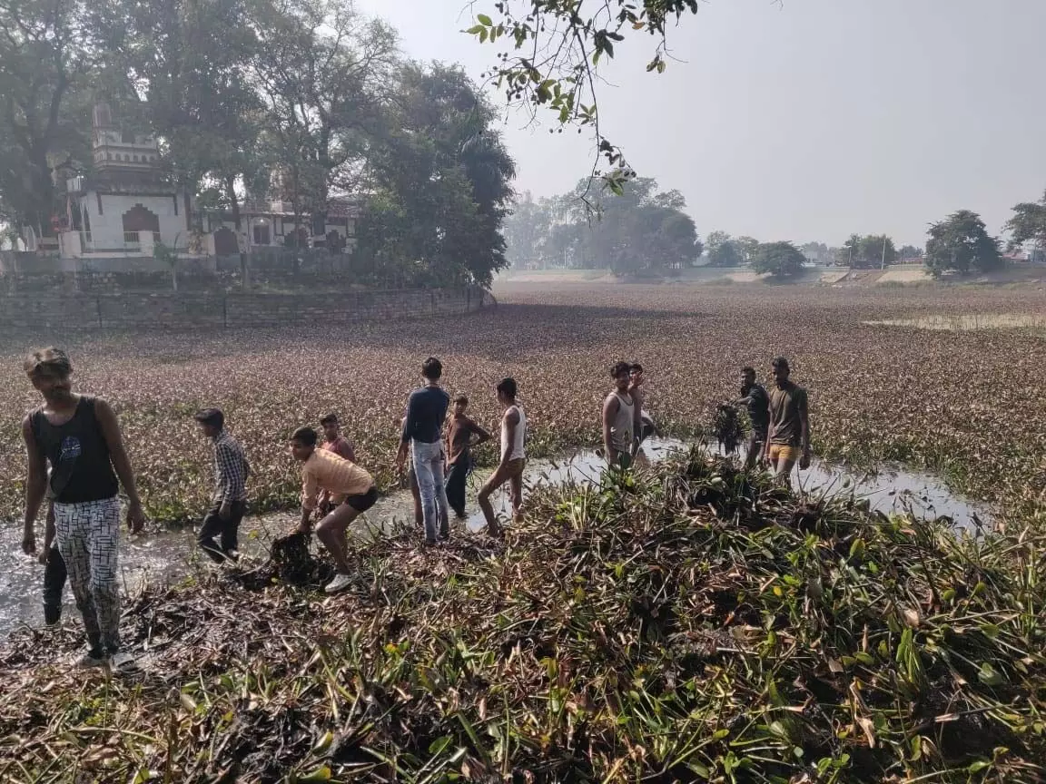 दमोह तालाब में सफाई अभियान जारी, कई लोगों को किया जागरूक