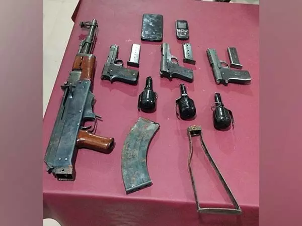 तीन गिरफ्तार, असम पुलिस ने भारी मात्रा में हथियार और गोला-बारूद किया बरामद