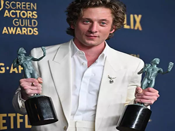 जेरेमी एलन ने एसएजी अवार्ड्स 2024 में कॉमेडी सीरीज़ में पुरुष अभिनेता का पुरस्कार जीता