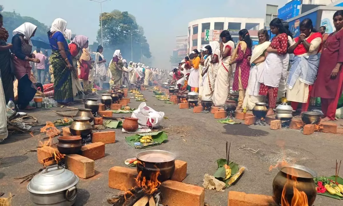 केरल की राजधानी में हजारों श्रद्धालु अट्टुकल पोंगाला चढ़ाते