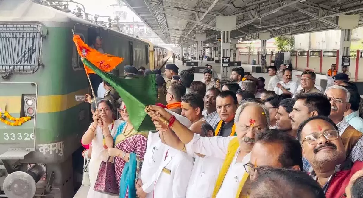 रायपुर रेलवे स्टेशन से अयोध्या दर्शन के लिए जा रही आस्था एक्सप्रेस को बृजमोहन अग्रवाल ने दिखाई हरी झंडी