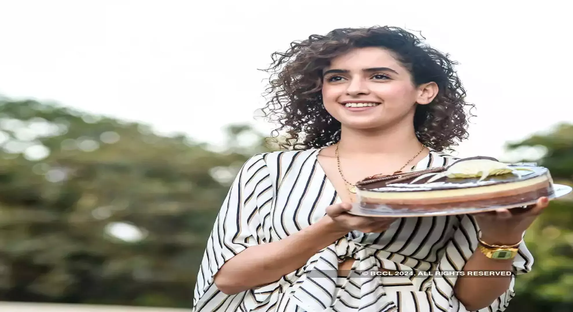 सान्या मल्होत्रा ने मनाया 32वां जन्मदिन, पार्टियां कीं और पैपराजी के साथ काटा केक