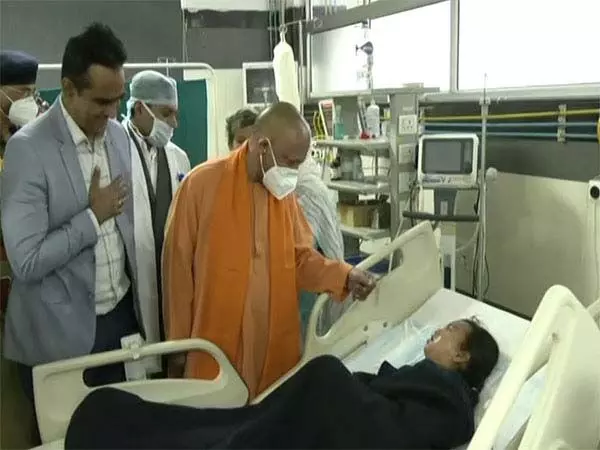 CM योगी ने लखनऊ में एंटी-डेमो वाहन की टक्कर के बाद घायलों से की मुलाकात