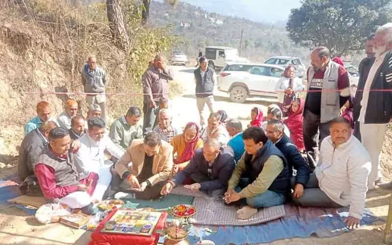 विधायक केएल ठाकुर ने कफलेड़ में सडक़ निर्माण का किया शुभारंभ