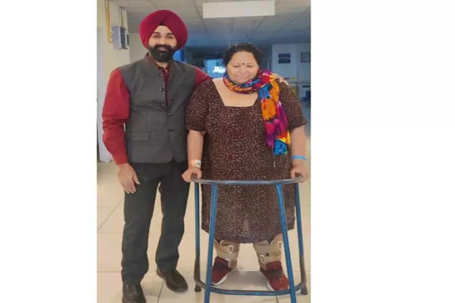 डॉ. रंजीत द्वारा 20 मिनट में 100 किलो के मरीज का घुटना रिप्लेसमेंट किया
