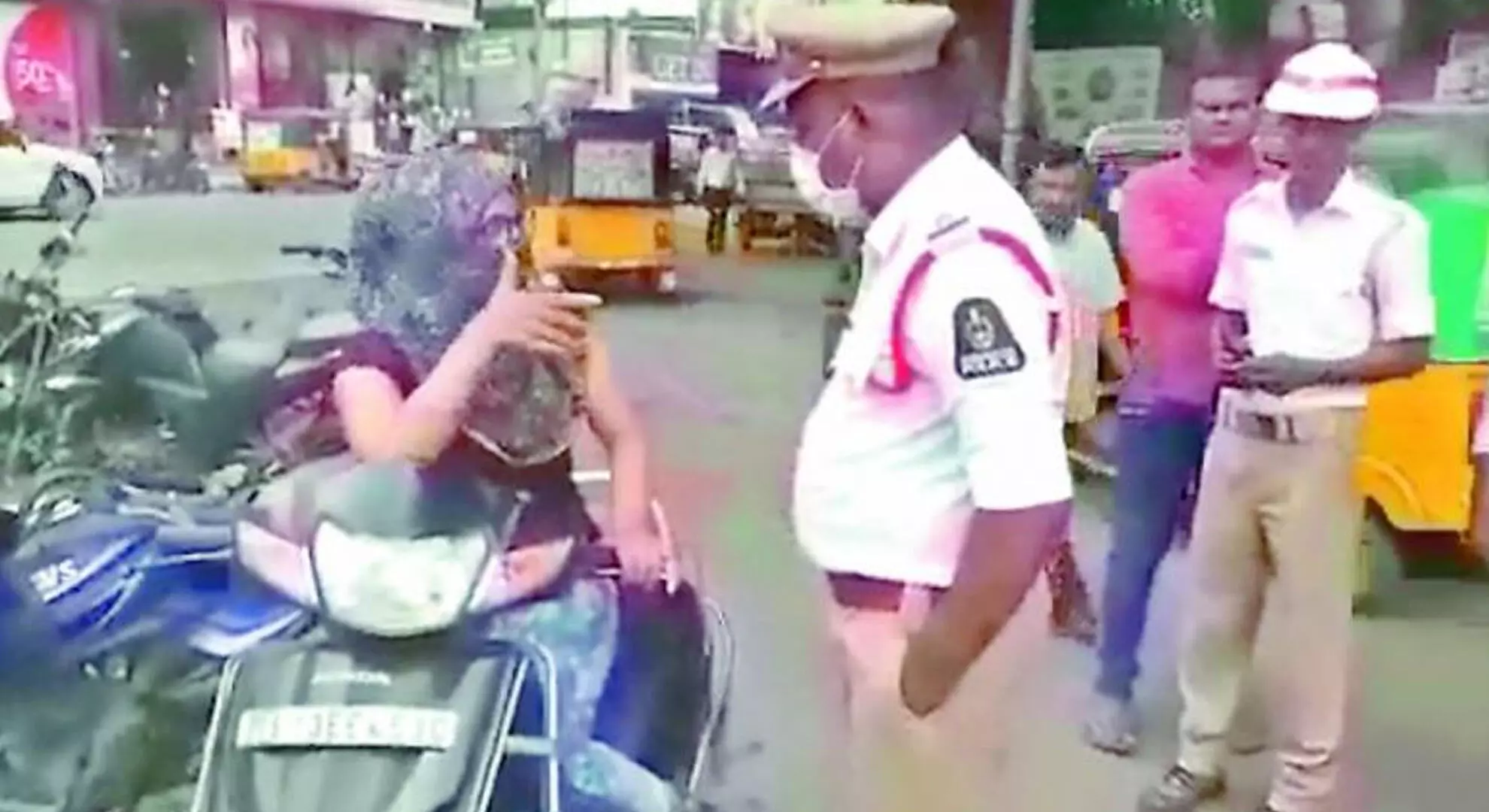 हैदराबाद में ट्रैफिक पुलिसकर्मी से दुर्व्यवहार करने के आरोप में महिला पर मामला दर्ज किया गया