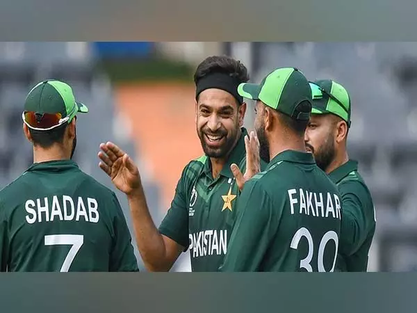 पाकिस्तान के तेज गेंदबाज हारिस रऊफ को टी20 विश्व कप से पहले कंधे की हड्डी खिसकने के कारण टीम से बाहर कर दिया गया