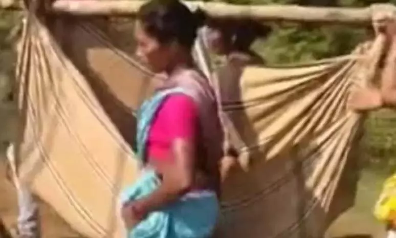 आदिवासियों ने 9 पहाड़ी गांवों तक सड़क के लिए विरोध डोली यात्रा निकाली