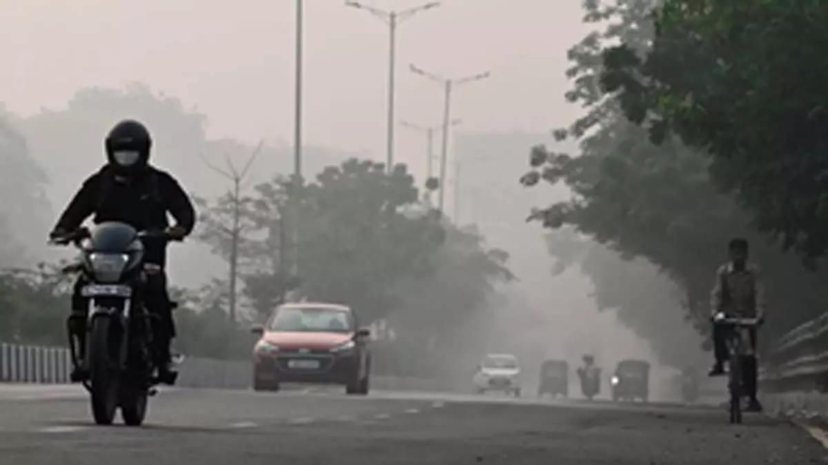 Delhi weather: दिल्ली में तापमान 7.6 डिग्री, कई स्टेशनों पर हवा की गुणवत्ता खराब