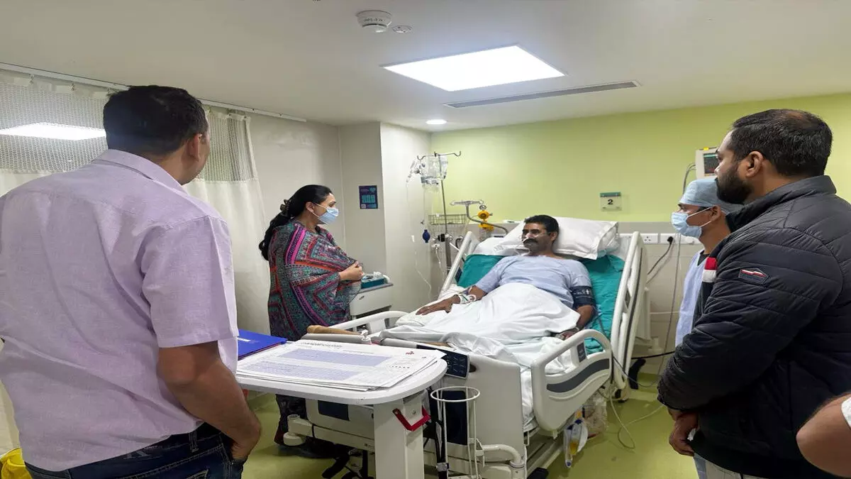 उप मुख्य मंत्री दिया कुमारी ने अस्पताल पहुँचकर घायल कैशियर नरेंद्र सिंह की जानी कुशलक्षेम