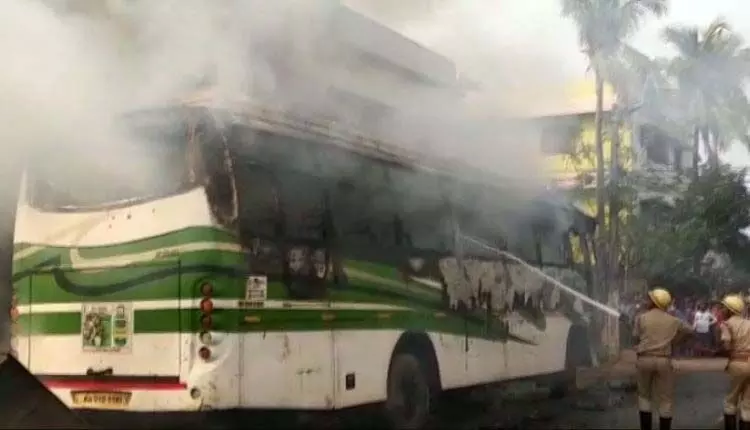 पिपिली में बस में लगी आग, बाल-बाल बचे यात्री