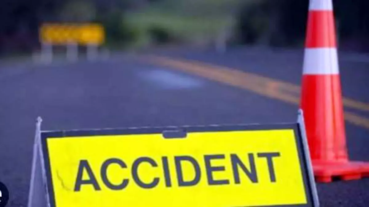 road accident : कार ने बाइक को मारी टक्कर, महिला की मौत डेढ़ साल का मासूम घायल