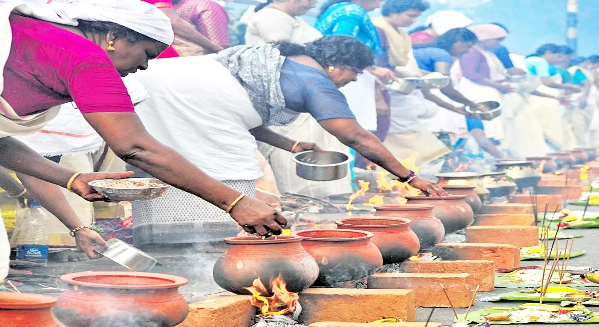 हजारों महिलाएं अट्टुकल पोंगाला चढ़ाती हैं