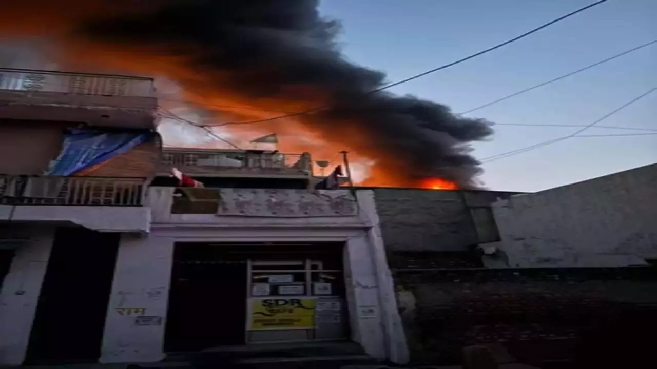 दिल्ली के लोक कल्याण जय प्रकाश अस्पताल में लगी आग, शॉर्ट सर्किट से हुआ हादसा