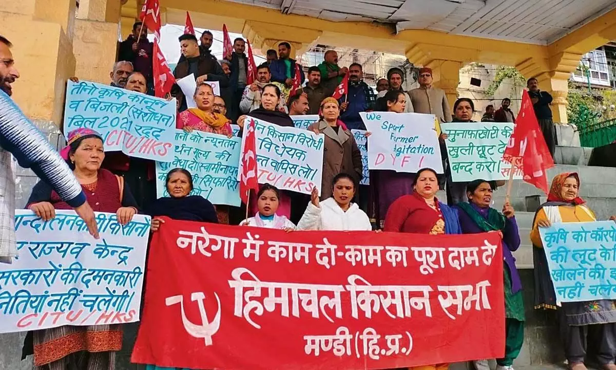 किसानों के प्रति एकजुटता दिखाने के लिए हिमाचल के मंडी में श्रमिकों की विशाल रैली