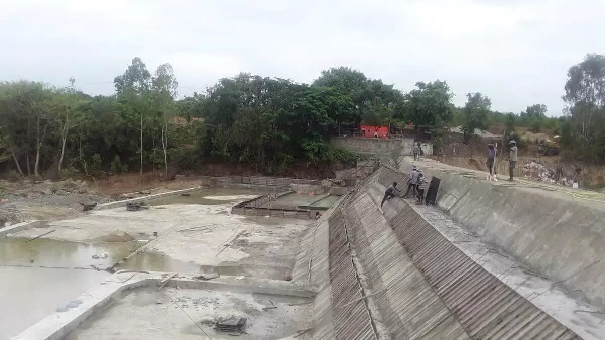 आंध्र प्रदेश में पलार नदी पर चेक डैम बनाने की बोली की आलोचना हो रही है