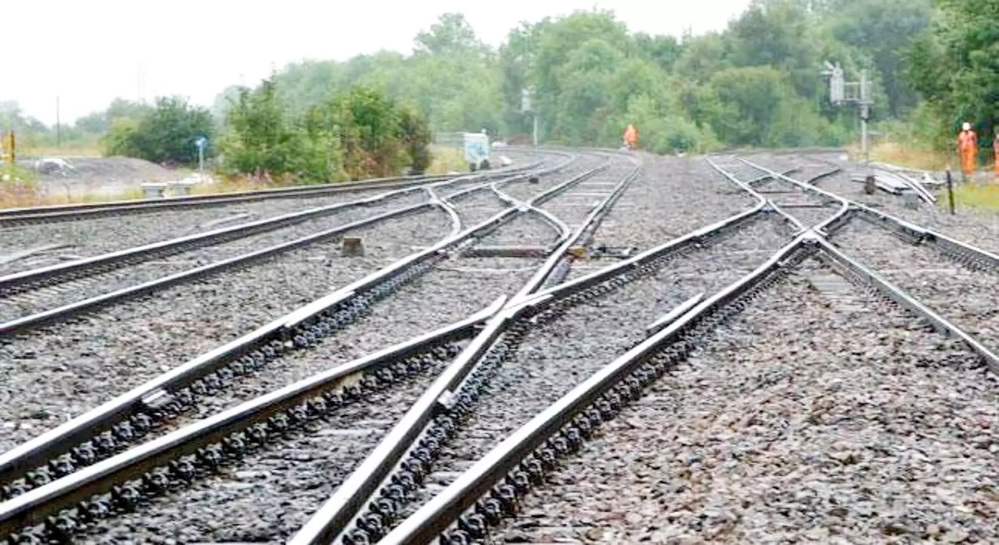 तमिलनाडु में रेलवे ट्रैक पर दुर्घटना रोकने के लिए दंपत्ति की सराहना की गई