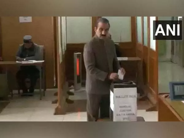 मुख्यमंत्री सुखविंदर सिंह सुक्खू ने शिमला में चल रहे राज्यसभा चुनाव के लिए डाला वोट