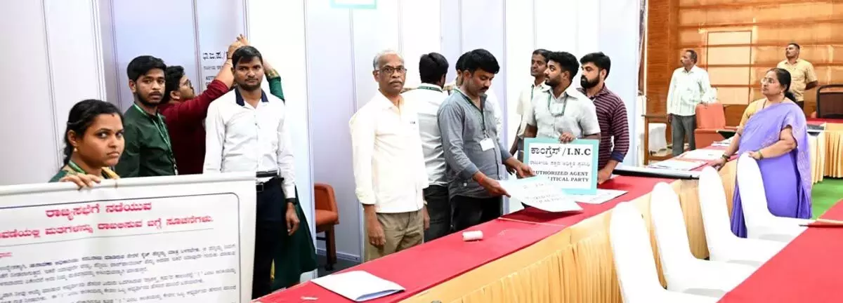 पांचवां आदमी मैदान में, कर्नाटक के मुख्यमंत्री, उपमुख्यमंत्री ने खनन कारोबारी रेड्डी से मांगी मदद