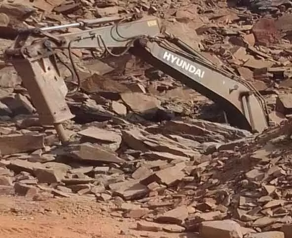 दंतेवाड़ा में लौह अयस्क की चट्टान धंसी, दो मजदूर की मौत