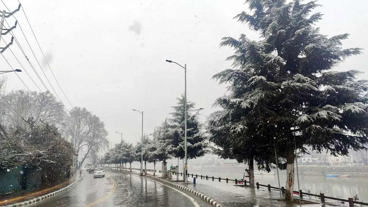 Jammu Kashmir : भारी बारिश व बर्फबारी, 24 घंटे तक मौसम रहेगा खराब