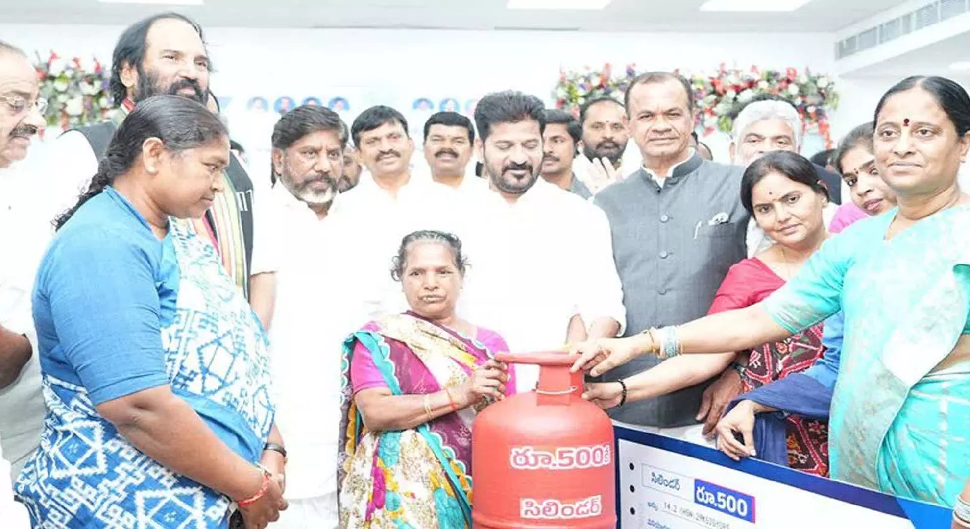 तेलंगाना में 500 रुपये की रसोई गैस, 200 यूनिट मुफ्त बिजली आपूर्ति योजना शुरू की गई