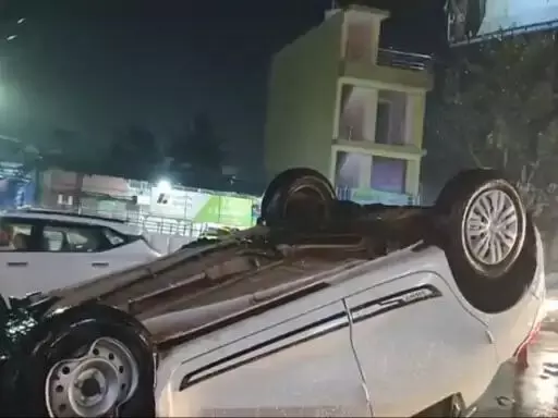 फ्लाई ओवर ब्रिज में पलटी कार, 6 लोग घायल