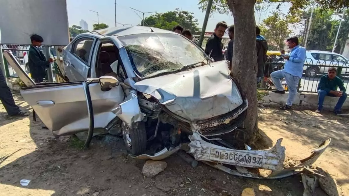 नोएडा में तेज रफ्तार कार दीवार से टकराई, 5 जख्मी