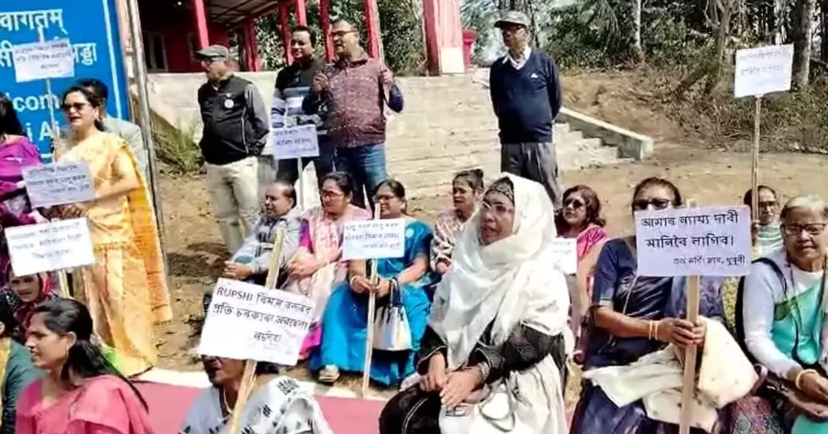 धुबरी जिले और बीटीआर के वरिष्ठ नागरिकों ने रूपसी हवाई अड्डे पर उड़ान निलंबन के खिलाफ विरोध प्रदर्शन