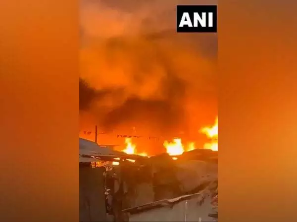 गोदाम में आग लगने से एक की मौत, दो फायर ब्रिगेड कर्मियों समेत 4 घायल