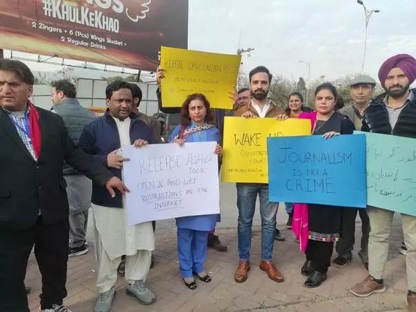पत्रकारों ने इस्लामाबाद में विरोध प्रदर्शन किया, असद अली तूर के खिलाफ एफआईआर वापस लेने की मांग की